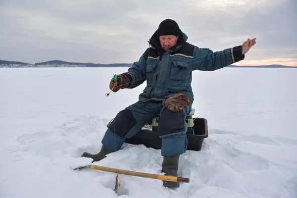 صياد يصطاد السمك في بحيرة تافاتوي في مقاطعة سفيردلوفسك. صياد يصطاد السمك في بحيرة تافاتوي في مقاطعة سفيردلوفسك. - سبوتنيك عربي