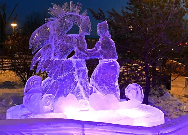 منحوتة من الجليد "الأميرة البجعة"، الذي أنشأه المشاركون في مسابقة النحت الجليدي للشباب جليد سيبيريا الساحر" كجزء من مهرجان سوريكوف للفنون الشتوية الـ18، على جسر ياريغينسكي على ضفة نهر ينيسي في كراسنويارسك الروسية. - سبوتنيك عربي