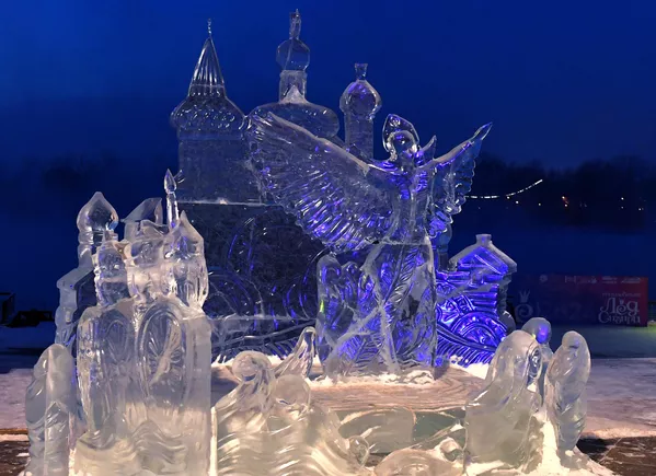 منحوتات مصنوعة من الجليد، التي أنشأها هواة النحت خارج مسابقة النحت الجليدي للشباب جليد سيبيريا الساحر" كجزء من مهرجان سوريكوف للفنون الشتوية الـ18، على جسر ياريغينسكي على ضفة نهر ينيسي في كراسنويارسك الروسية. - سبوتنيك عربي