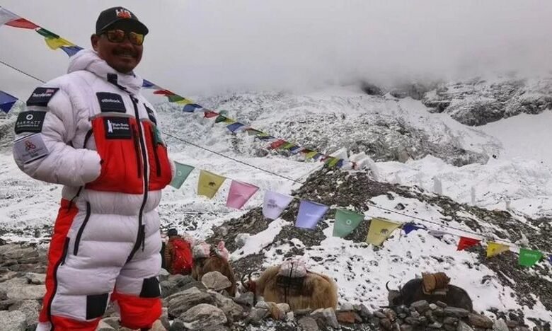 نيبالي مبتور الساقين على قمة جبل إيفرست