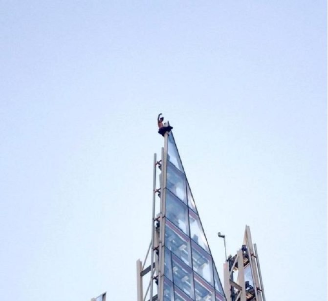 الرجل العنكبوت خلال التسلق