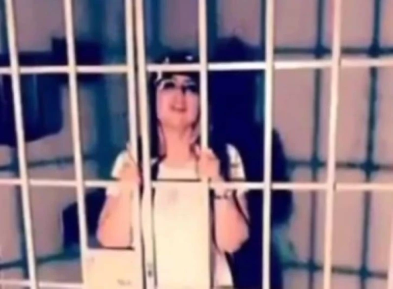 شاهد: أول صورة للكويتية "حليمة بولند " خلف القضبان بعد القبض عليها تثير الجدل | فرص السعودية