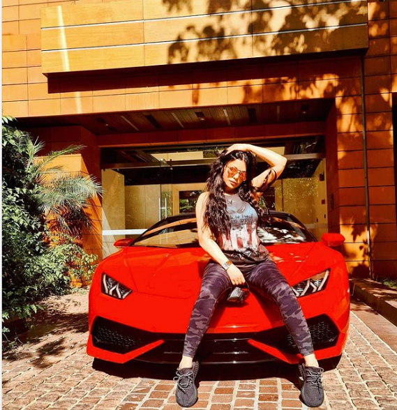 موقع خبرني : هيفاء وهبي تستعرض سيارتها الفارهة - صورة