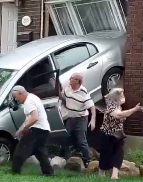 VOITURE FONCE DANS UNE MAISON VOITURE FONCE DANS UNE MAISON