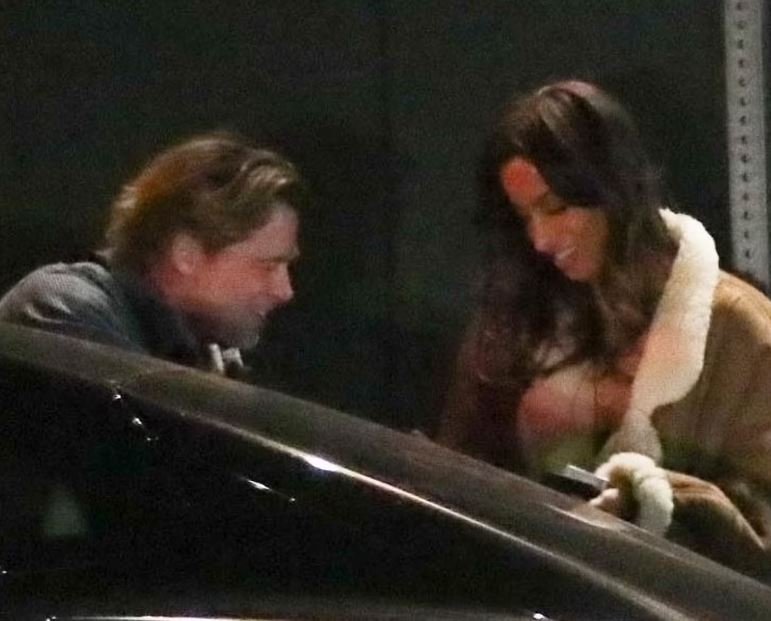 براد بيت برفقة طليقة النجم الأمريكي بول ويسلي، البرازيلية إينيس دي رامون،