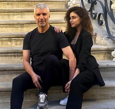 أوزجان دينيز يتعرّض لهجوم بسبب حبيبته