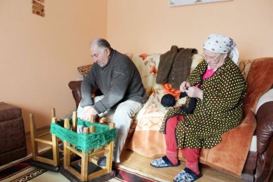 3-رومانية-تصنع-ملابس-شتوية-من-شعرها-المتساقط