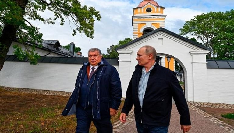 إبيغور سيتشين رفقة الرئيس الروسي - أرشيفية