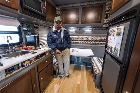 GEN-CAMIONNEURS-PARLEMENT Le camionneur américain DeAndre Mahadeo est très à l’aise à l’intérieur de son salon roulant.