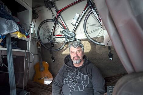 GEN-CAMIONNEURS-PARLEMENT De son côté, Witold Skala n’a pas l’intention de partir et il a de quoi s’occuper dans son camion : sa guitare et son vélo.