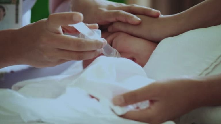 تنظيف أنف الرضيع بالسرنجة