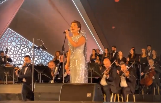 فيديو.. #أصالة تغني لزوجها وتتعرض لموقف محرج بعد تمزق فستانها في حفلها  بالأوبرا » CNN ARAB | أخبار العالم العربي