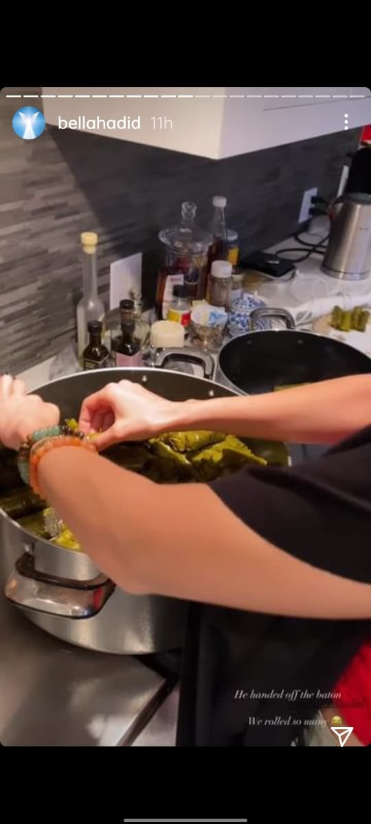 بيلا حديد تحضّر ورق العنب مع والدها على نغمات نانسي عجرم