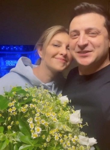 زيلينسكي وزوجته (رويترز)