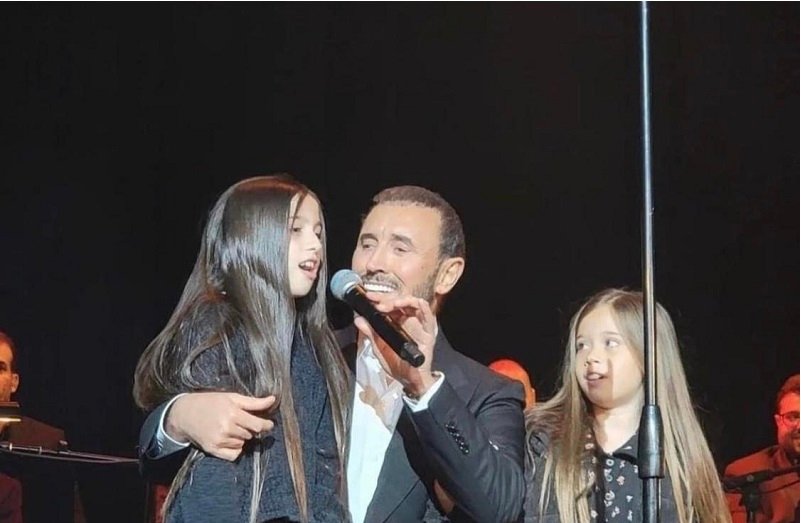 كاظم الساهر مع حفيدتيه سنا وآية الساهر خلال حفله في لوس انجلوس